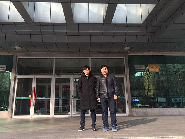 牡丹江水電大樓門(mén)口與客戶合影