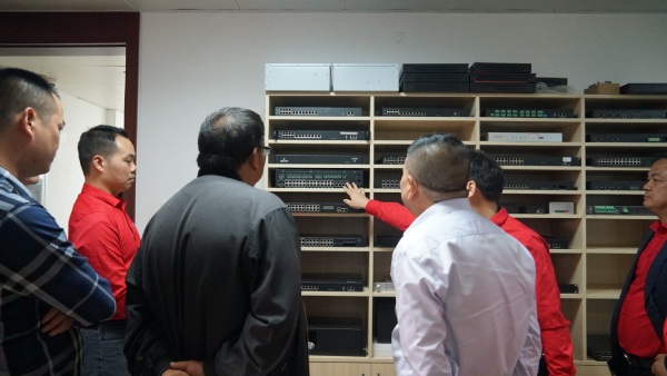 研發(fā)部經(jīng)理向電力公司專家團介紹邁世動環(huán)監(jiān)控主機