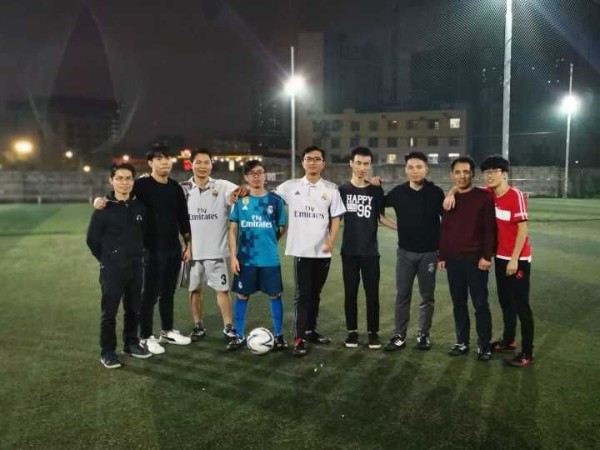 邁世足球小分隊享受運動，綠茵場上的雨夜鏖戰